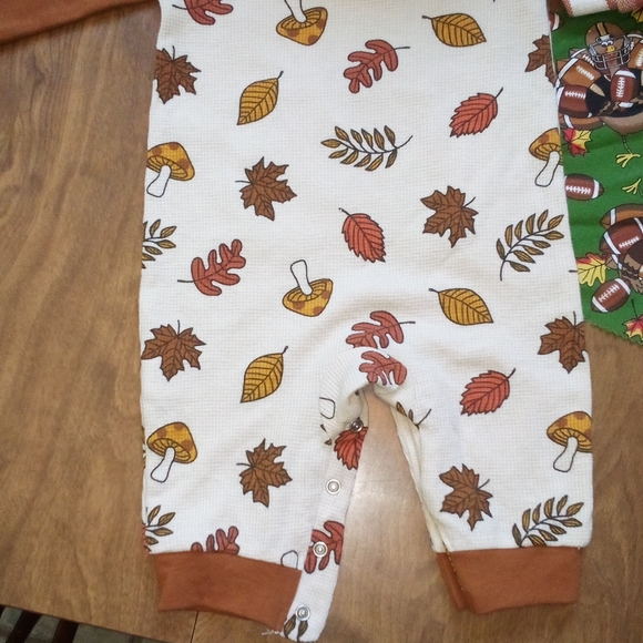 2 Autumn Baby Rompers 3-6 months Yes ! Listing is for the set of 2 Cute Onesies - Picture 7 of 7